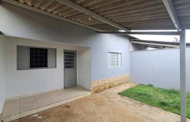 Imagem: A casa possui 2 Dormitórios, 1 Banheiro, 1 Vaga na garagem