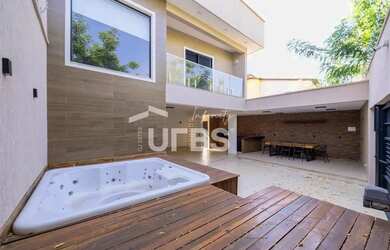 Imagem: A casa possui 2 Dormitórios, 3 Banheiros, 2 Vagas na garagem