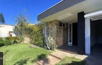 Imagem: A casa possui 3 Dormitórios, 4 Banheiros, 3 Vagas na garagem