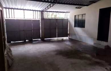 Imagem: A casa possui 3 Dormitórios, 2 Banheiros, 4 Vagas na garagem