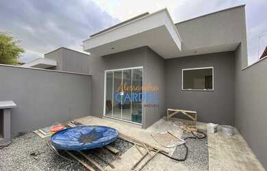 Imagem: A casa possui 2 Dormitórios, 2 Banheiros, 1 Vaga na garagem