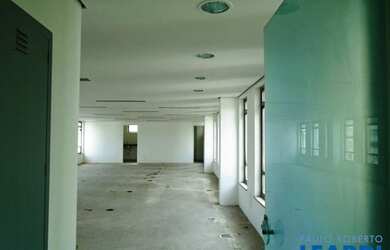 Imagem: O depósito possui 1 Vaga na garagem e 64m² de Área e está