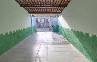 Imagem: A casa possui 3 Dormitórios, 2 Banheiros, 2 Vagas na garagem