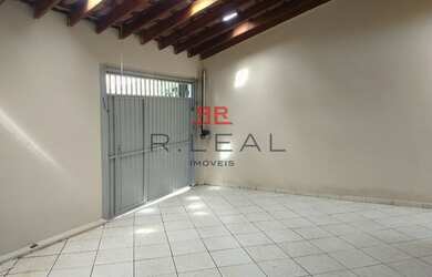 Imagem: A casa possui 2 Dormitórios, 2 Banheiros, 2 Vagas na garagem