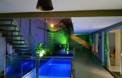 Imagem: A casa possui 3 Dormitórios, 4 Banheiros, 2 Vagas na garagem