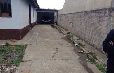 Imagem: A casa possui 3 Dormitórios, 1 Banheiro, 4 Vagas na garagem