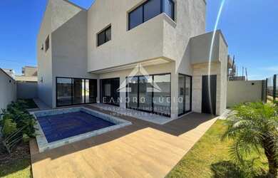 Imagem: A casa em condomínio possui 4 Dormitórios, 5 Banheiros, 2