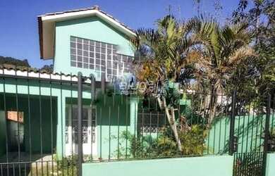 Imagem: A casa possui 4 Dormitórios, 1 Banheiro, 1 Vaga na garagem