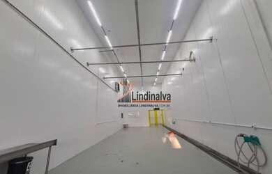 Imagem: O depósito possui 3 Vagas na garagem, 230m² de Área e está