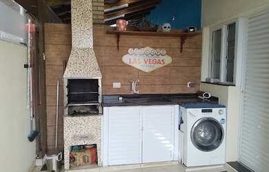 Imagem: A casa possui 2 Dormitórios, 1 Banheiro, 2 Vagas na garagem