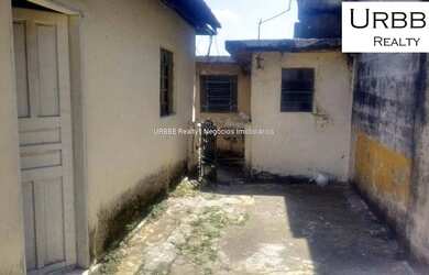 Imagem 3: Terreno com casas antigas