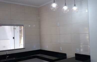 Imagem: A casa possui 3 Dormitórios, 2 Banheiros, 5 Vagas na garagem