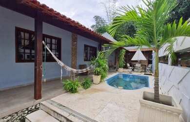 Imagem: A casa possui 3 Dormitórios, 2 Banheiros, 3 Vagas na garagem