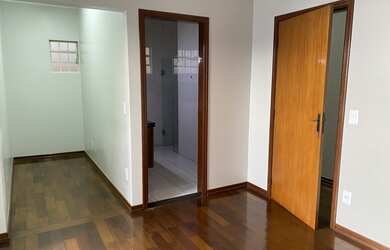 Imagem: A casa possui 3 Dormitórios, 2 Banheiros, 240m² de Área e