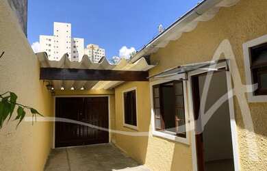 Imagem: A casa possui 3 Dormitórios, 2 Banheiros, 2 Vagas na garagem