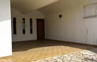 Imagem: A casa possui 4 Dormitórios, 2 Banheiros, 3 Vagas na garagem