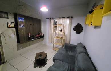 Imagem: A casa possui 2 Dormitórios, 1 Banheiro, 2 Vagas na garagem