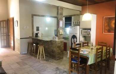 Imagem: A casa em condomínio possui 5 Dormitórios, 3 Banheiros, 2