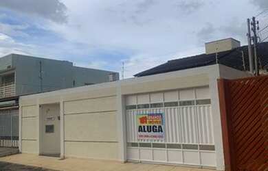 Imagem: A casa possui 3 Dormitórios, 2 Banheiros, 4 Vagas na garagem