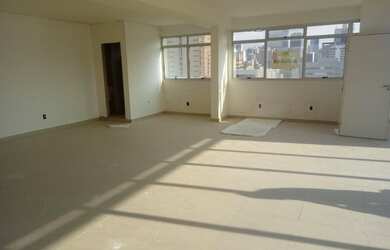 Imagem: O depósito possui 3 Vagas na garagem, 85m² de Área e está