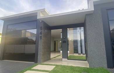 Imagem: A casa possui 3 Dormitórios, 3 Banheiros, 2 Vagas na garagem