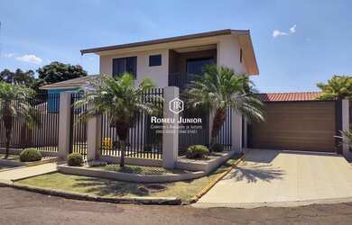 Imagem: A casa possui 3 Dormitórios, 3 Banheiros, 3 Vagas na garagem