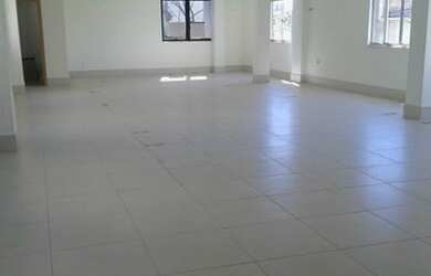 Imagem: O depósito possui 3 Vagas na garagem, 118m² de Área e está