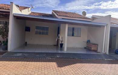 Imagem: A casa possui 2 Dormitórios, 1 Banheiro, 2 Vagas na garagem