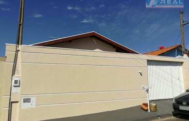 Imagem: A casa possui 2 Dormitórios, 3 Banheiros, 4 Vagas na garagem