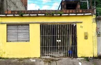 Imagem: A casa possui 2 Dormitórios, 1 Banheiro, 1 Vaga na garagem