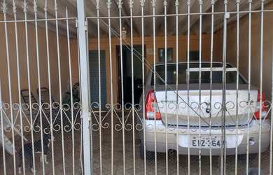 Imagem: A casa possui 2 Dormitórios, 1 Banheiro, 2 Vagas na garagem