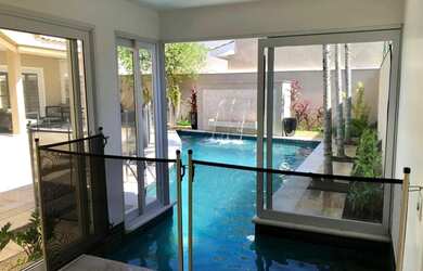 Imagem: A casa em condomínio possui 4 Dormitórios, 5 Banheiros, 4