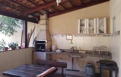 Imagem: A casa possui 2 Dormitórios, 2 Banheiros, 4 Vagas na garagem