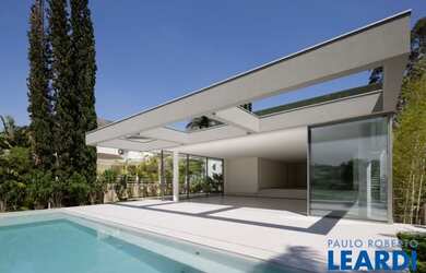 Imagem: A casa em condomínio possui 5 Dormitórios, 5 Banheiros, 5