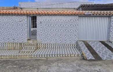 Imagem: A casa possui 3 Dormitórios, 1 Banheiro, 1 Vaga na garagem