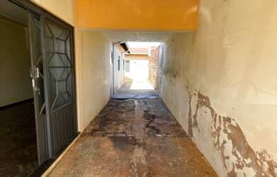 Imagem: A casa possui 3 Dormitórios, 3 Banheiros, 2 Vagas na garagem