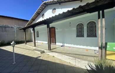 Imagem: A casa possui 4 Dormitórios, 2 Banheiros, 3 Vagas na garagem