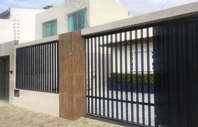 Imagem: A casa possui 3 Dormitórios, 2 Banheiros, 225m² de Área e