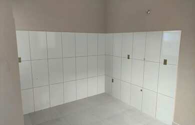 Imagem: A casa possui 3 Dormitórios, 2 Banheiros, 2 Vagas na garagem