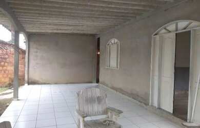 Imagem: A casa possui 3 Dormitórios, 1 Banheiro, 2 Vagas na garagem