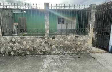 Imagem: A casa possui 3 Dormitórios e 1 Banheiro e está localizado