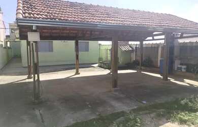 Imagem: A casa possui 4 Dormitórios, 1 Banheiro, 5 Vagas na garagem