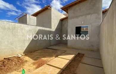 Imagem: A casa possui 2 Dormitórios, 1 Banheiro, 1 Vaga na garagem