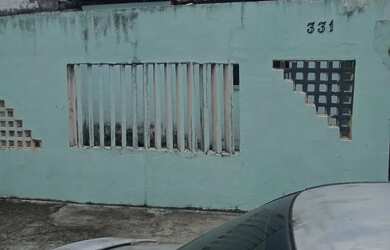 Imagem: A casa possui 4 Dormitórios, 2 Banheiros, 2 Vagas na garagem