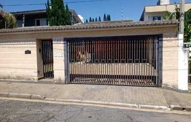 Imagem: A casa possui 4 Dormitórios, 4 Banheiros, 4 Vagas na garagem