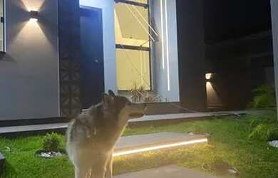 Imagem: A casa possui 3 Dormitórios, 2 Banheiros, 2 Vagas na garagem