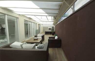 Imagem: A casa em condomínio possui 4 Dormitórios, 5 Banheiros, 4