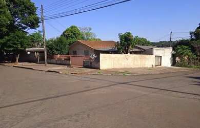 Imagem: A casa possui 2 Dormitórios, 1 Banheiro, 1 Vaga na garagem