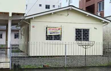 Imagem: A casa possui 2 Dormitórios, 1 Banheiro, 1 Vaga na garagem