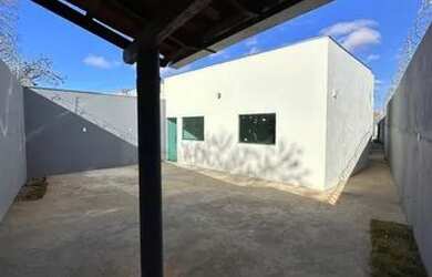 Imagem: A casa possui 3 Dormitórios, 1 Banheiro, 3 Vagas na garagem